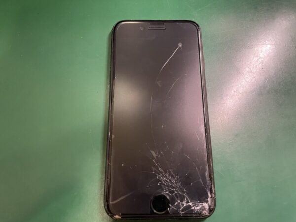 修理する箇所はお客様のご希望に沿って修理いたします！本日はiPhoneSE2（アイフォン）の画面交換をさせて頂きました！！